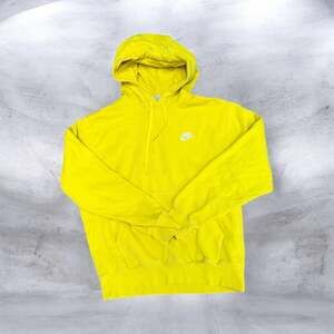 Nike Sportswear Club Fleece Pullover Hoodie in Yellow Strike